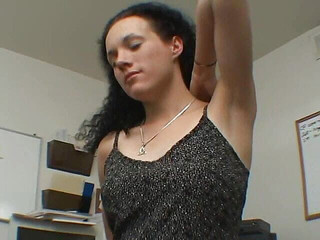 Radical: Kudrnatá tmavovlasá děvka jezdí na péru a křičí