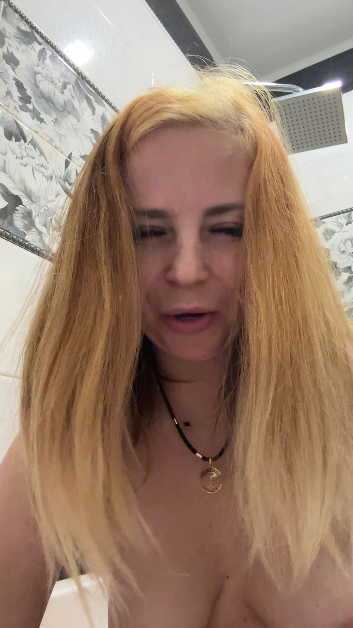 LarisaCum: Kamu suka muasin memek beblukmu pakai jus alami? Sudah cukup!