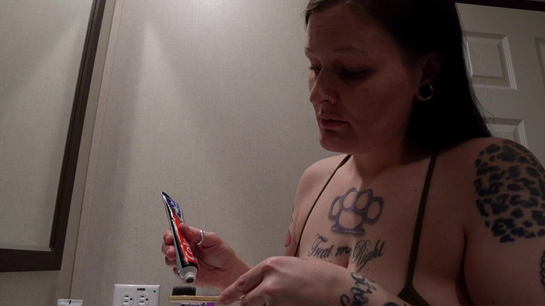 GothBunny6669: La routine diurna e notturna di Dani per le dentiere