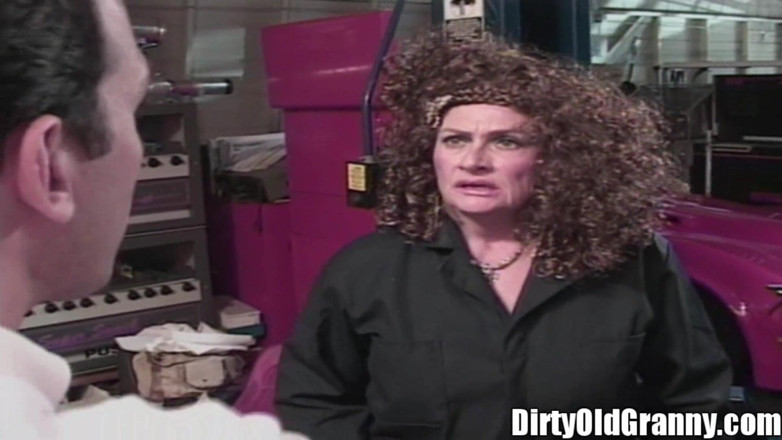 Dirty Old Granny: Güzel memeli nine kıllı amcığı sikiyor nine olgun otomatik fahişe!