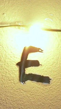Vreemdeling Twinks: de sheriff en zijn maatje ruilen twinks om ze van de ondersteboven te redden
