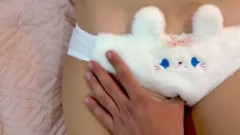 Loly Lola: Un demi-frère éjacule sur la chatte de sa demi-sœur vierge