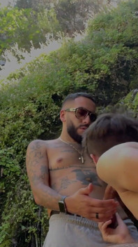 Tatăl vitreg Gay tatuat se fute cu twink public în cascadă pentru drumeții, futai prins dur cu ejaculare mare anală netăiată