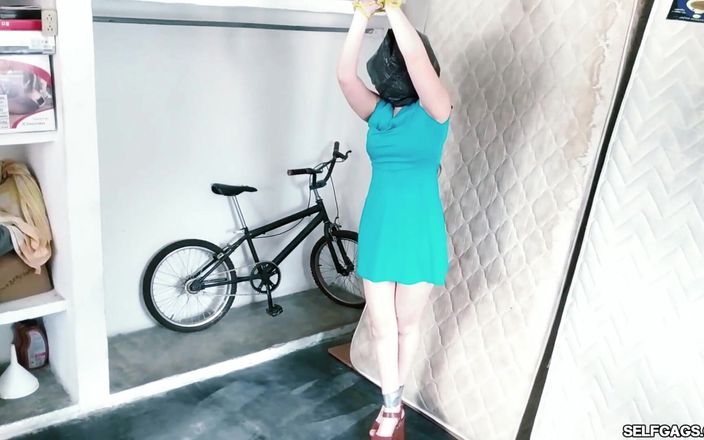 Selfgags Latina Bondage: Une fêtarde s’enfile dans le grenier