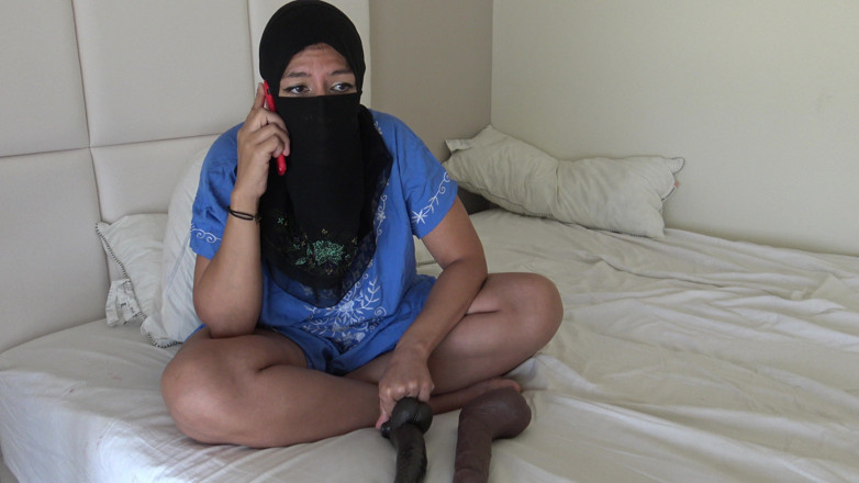 Souzan Halabi: Árabe marroquí llama a un hombre africano con una gran...