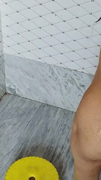 Seksi bebek banyoda çıplak banyo yapıyor