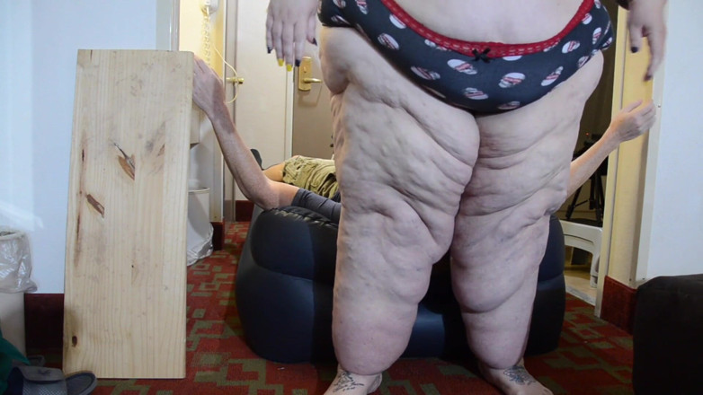 Full Weight Productions: Bobbi jo e savannah si lasciano in giro sul materasso