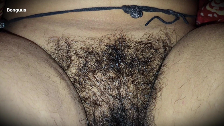 Riya Bonguus: Compartilhando a cama com minha madrasta de repente ela pegou...