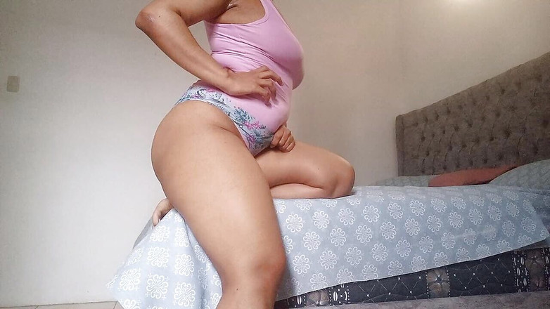 PATY PATY: Bruneta nám ukazuje své nejvíce vzrušující genitálie s některými bohatými...