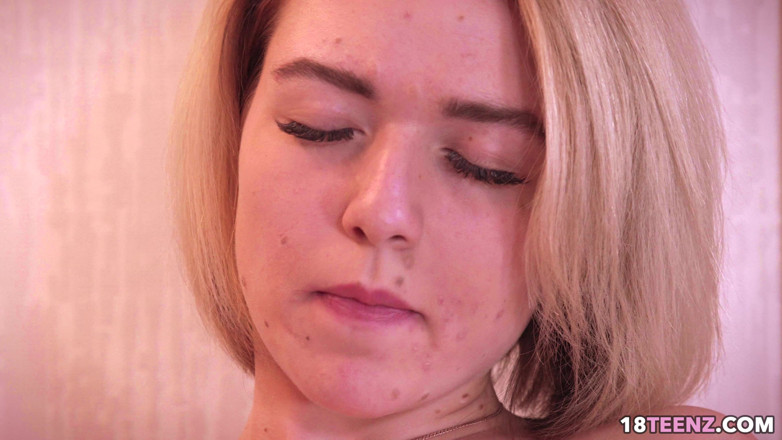 Venus Media - Teens: Si blonde mengongkek dirinya di pantat dengan mainan seks buat...