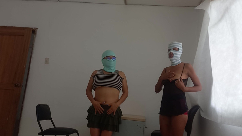 NEGRITA SEXY: Colegas de trabalho mostram seus peitos enquanto os donos da...