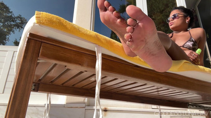 Goddess Luna Law: Fuß ignorieren am pool pOV