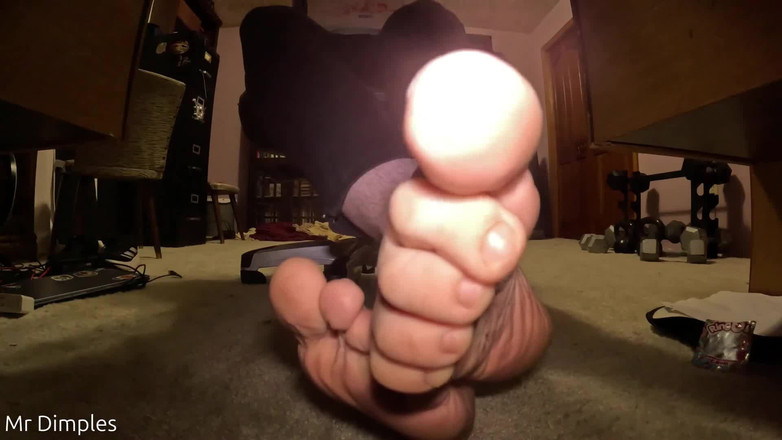 Mr Dimples: 当我玩游戏时崇拜我的脚！