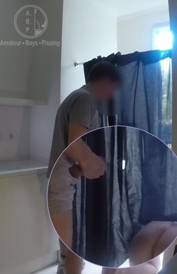 AmateurBoysPissing: 2人の素人の少年がキッチンでふざけ合い、お互いにおしっこをかけ合っている