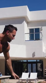 Johnny are parte de o surpriză plăcută găsind-o pe prietena soției sale slabe scufundându-se în piscina lui