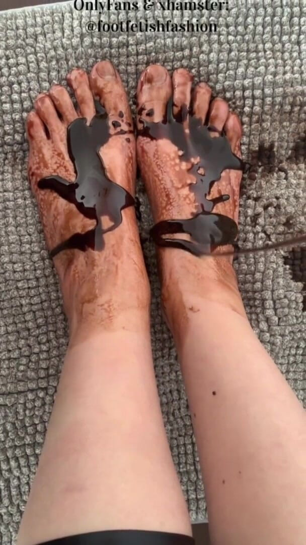 FootFetishFashion: チョコレートを使ったフットマッサージ、パート2/2