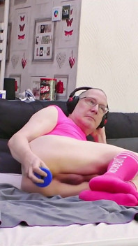 Pervy en pink british dilf consolador follando en el culo