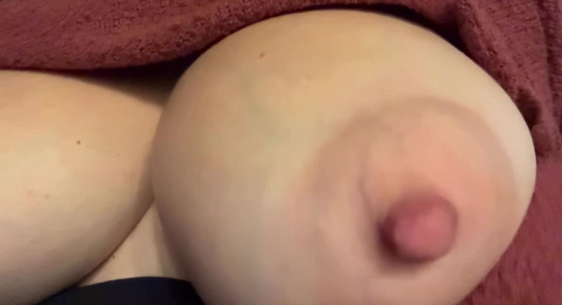 Artemisia Love: Італійська мамка з великими цицьками Артемія любить показувати свої соковиті цицьки та макін