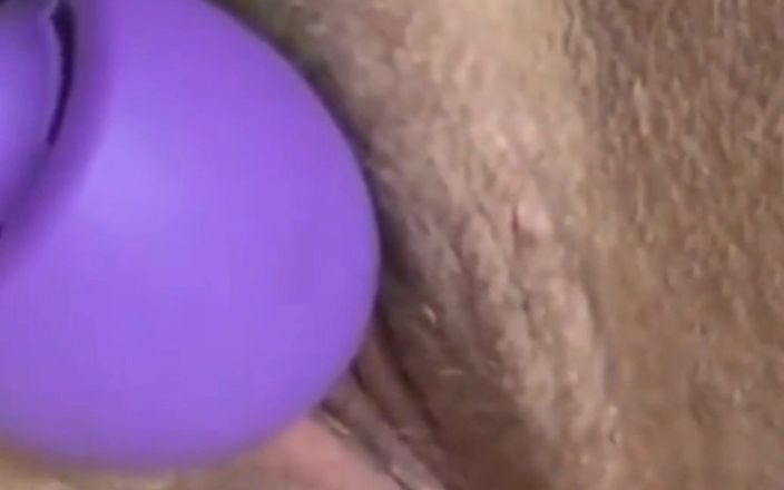 Real homemade BBW BBC porn: 用棒振动器刺激我的阴蒂，呻吟强烈的高潮