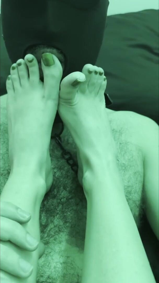 HoneyXScream: Chlapec se zavázanýma očima je submisivní k nohám své paní