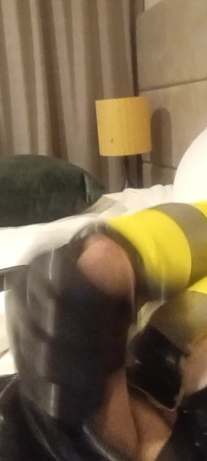Latex Boy: Gaz maskeli lateks vis drone boşalıyor