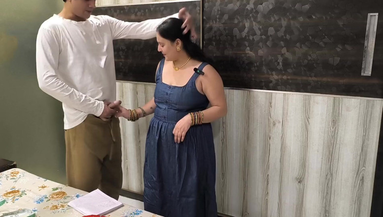 Desi chudai hub: Puja bhabhi baise avec un tailleur pour une robe sans...