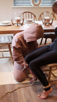 Kiki Daniels enveloppée, attachée, chatouillée et bâillonnée dans un cocon en lycra par...