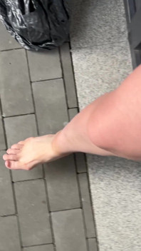 Camminare a piedi nudi sull'erba