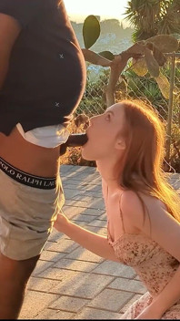La coniglietta inger beccata a fare sesso al tramonto e a fare nel patio