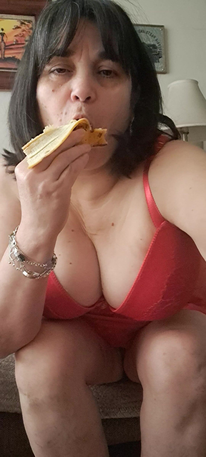 Mommy big hairy pussy: İç çamaşırlı üvey anne sürtük gibi baştan çıkarıyor