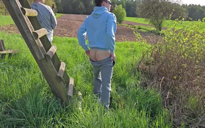boyzxy212: Homojongens neuken zonder condoom bij de jachttribune