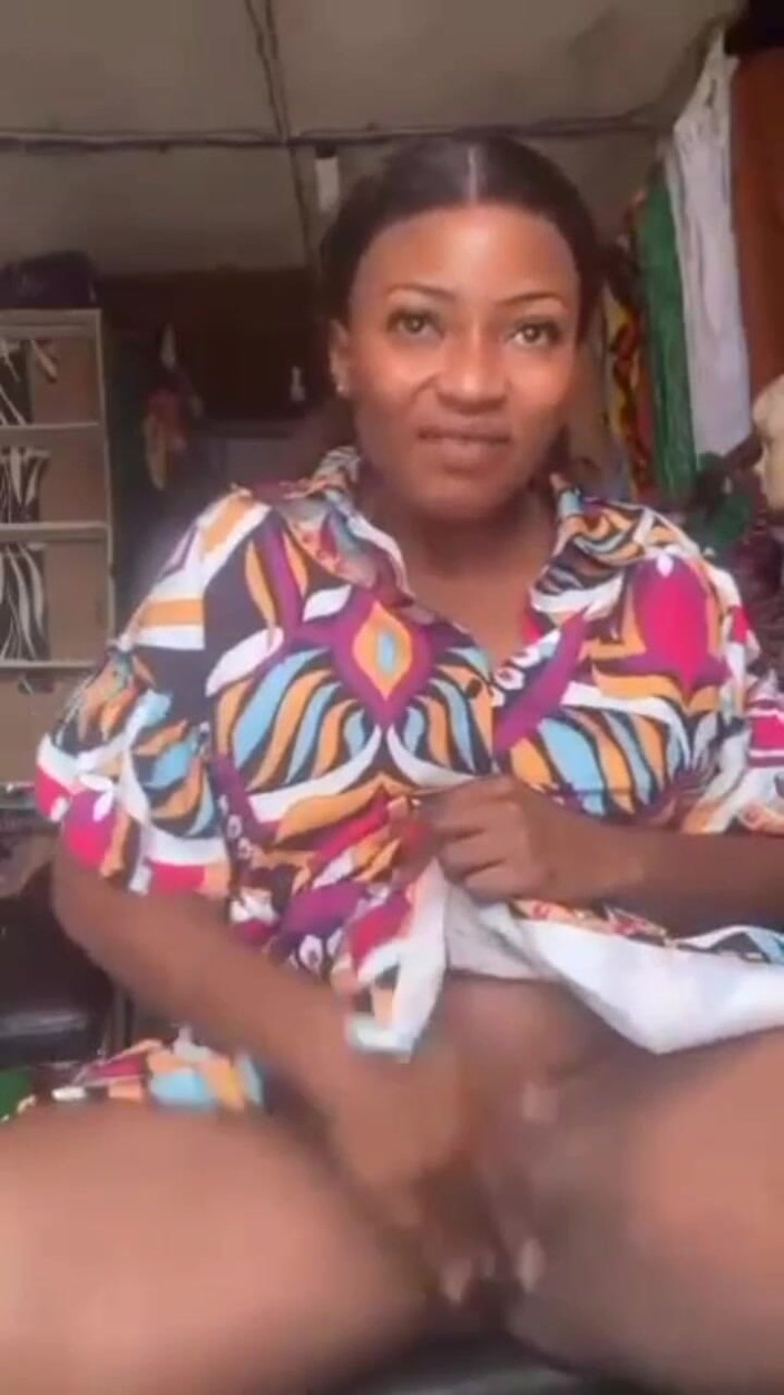 Me and my new slut: Nadržená máma masturbuje ve svém obchodě, veřejné masterbation Sugar Mama