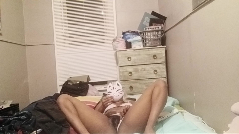 Roxanne: Tonton aku lagi fingering memekku sendirian