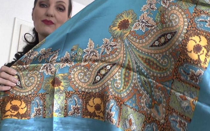 Lady Victoria Valente: Satin headscarf fashion show, satin headscarf và áo khoác da, joi...