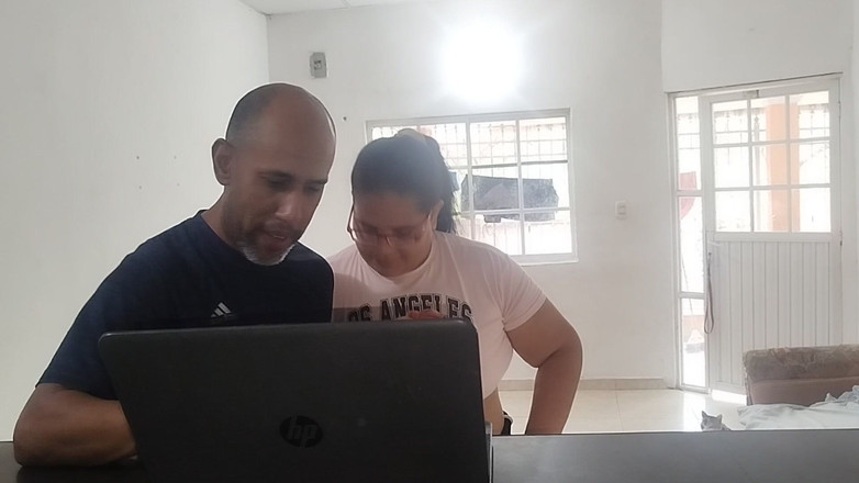 Adribella69: 家庭主妇在丈夫工作的时候付钱给一个技师一个很好的口交和一次粗暴而富有的性爱