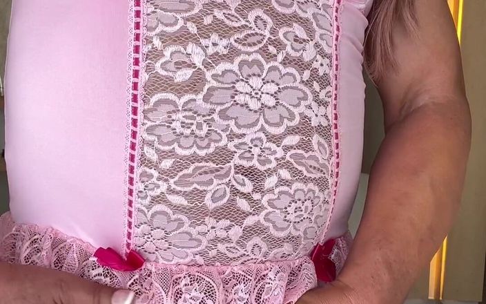 Kellycd2022: Amateur-transvestiert kellycd2022 sexy MILF in rosa dessous