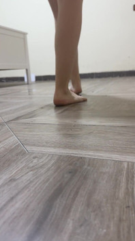 Faccio pipì in un bicchiere e mi masturbo
