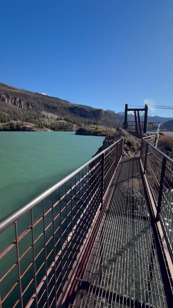 Dahlia Wolf: 풋 페티쉬 야외 다리 건널목