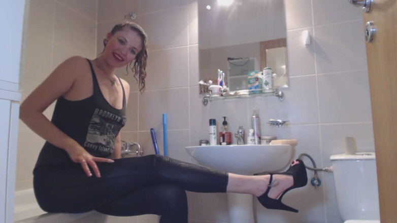 Erotic Tanya: Kont plagen tijdens het wassen van mijn haar
