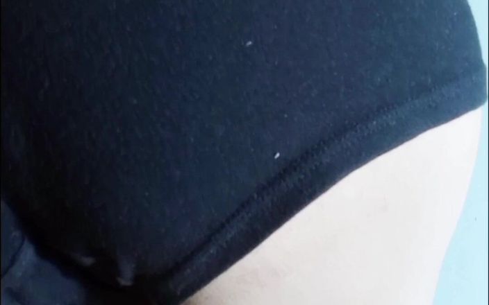 KittyGold: 私は家のみんなから一人で自分を触るのが大好きです