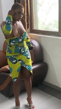 Afrikansk Mest Sexiga Svarta Tjej Striptease I Afrikansk Klänning
