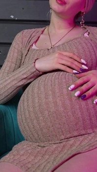 Těhotná šéfová se stará o to, aby se její nejlepší pracovnice cítila pohodlně