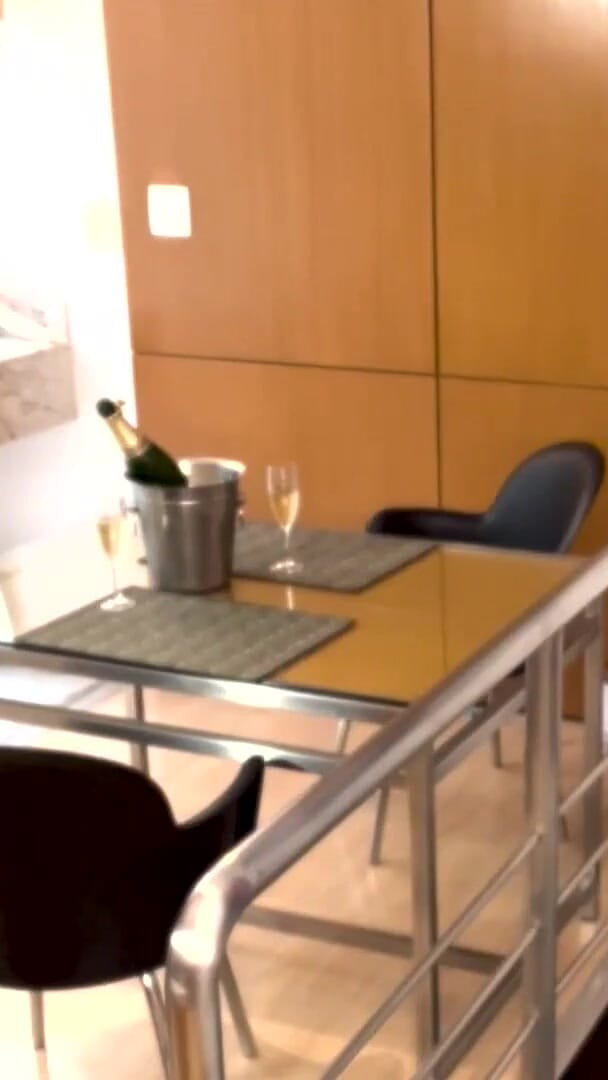 Cleo Cadillac: Se întâlnește cu prietena ei la motel ca să ejaculeze ca...