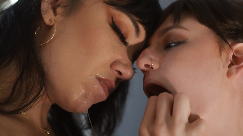 Little Puck: Mãe puta castiga sua enteada puta! Duro tapa no cuspe