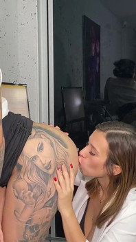 Lesbické jídlo na zadky v kanceláři
