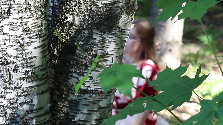 Lacey Bloom: Orgasmo en el bosque - Peeker en primer plano