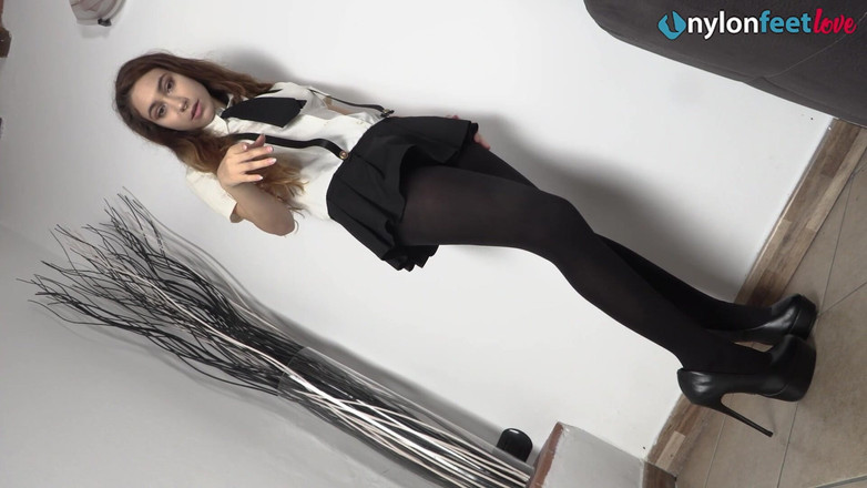 Best Nylon Feet Videos: Cewek-cewek hot ini saling mengagumi kaki dan kaki satu sama...