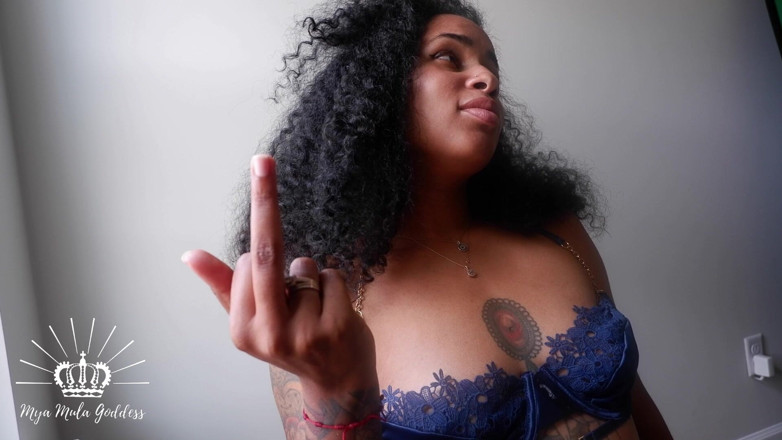 Mya Mula Goddess: Sprechen Sie mit dem Hand-Mittelfinger-Verlierersymbol