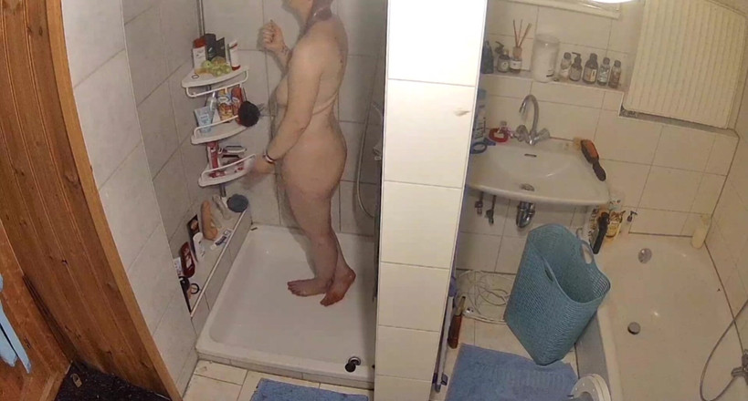 KittieNoOne: Atrapado tomando una ducha