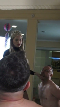 Princesa francesa bofetadas y escupiendo espejo humillación!